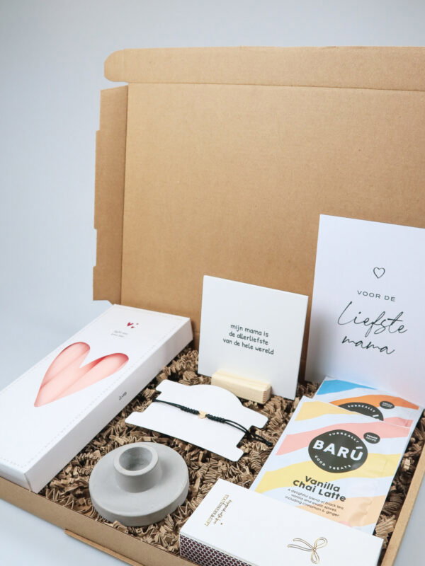 Brievenbuscadeau mama met Zusss kaarsen, BARÚ en armbandje Brievenbuscadeau mama met Zusss kaarsen, BARÚ en armbandje