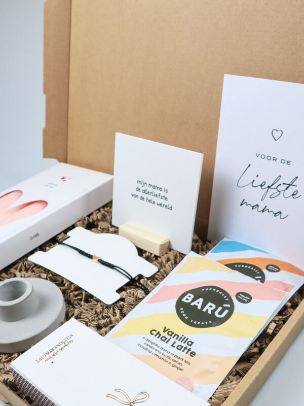 Brievenbuscadeau mama met Zusss kaarsen, BARÚ en armbandje Brievenbuscadeau mama met Zusss kaarsen, BARÚ en armbandje