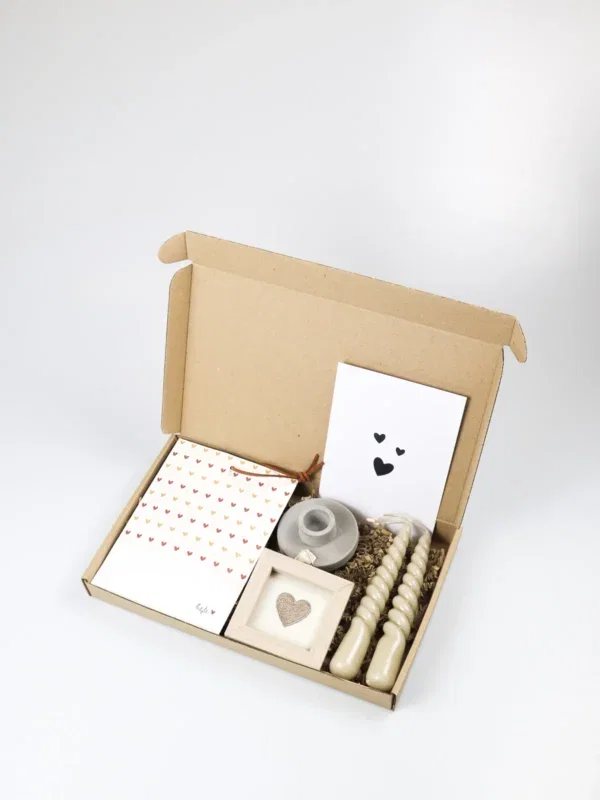 Brievenbus cadeau Veel liefs – geurzakje, swirl kaarsen & deco frame Brievenbus cadeau Veel liefs – geurzakje, swirl kaarsen & deco frame
