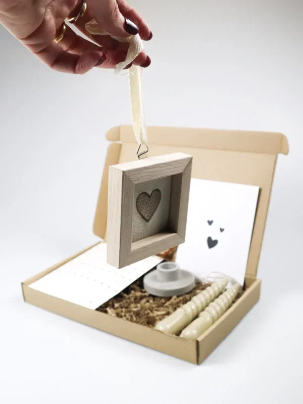 Brievenbus cadeau Veel liefs – geurzakje, swirl kaarsen & deco frame Brievenbus cadeau Veel liefs – geurzakje, swirl kaarsen & deco frame