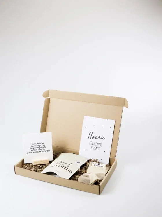 Brievenbus cadeau baby op komst – babysokjes, badzout & quote blockie Brievenbus cadeau baby op komst – babysokjes, badzout & quote blockie
