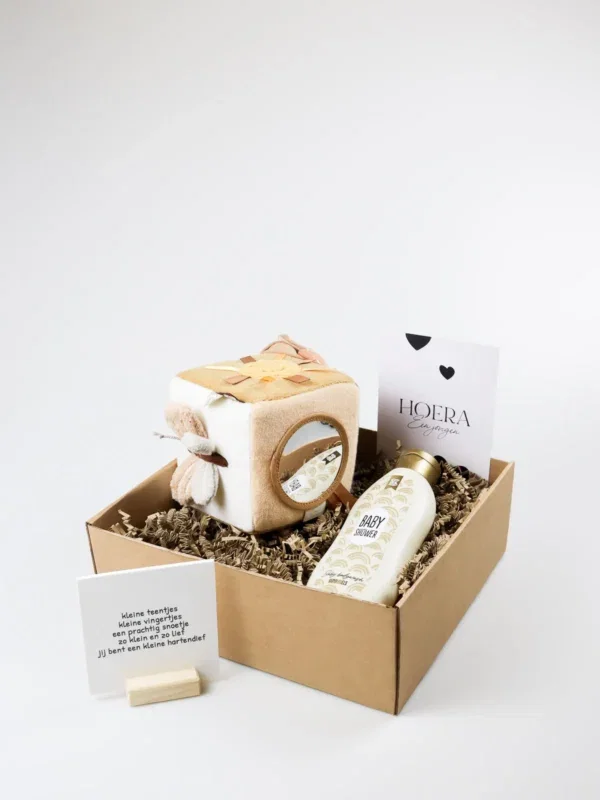 Cadeaupakket hoera een jongen – Jollein activiteitenkubus, baby douchegel & quote blockie Cadeaupakket hoera een jongen – Jollein activiteitenkubus, baby douchegel & quote blockie