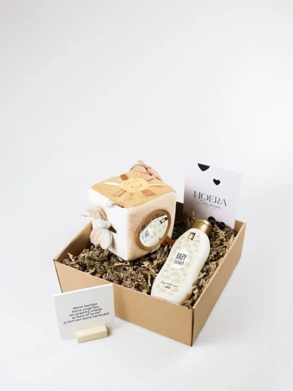 Cadeaupakket hoera een jongen – Jollein activiteitenkubus, baby douchegel & quote blockie Cadeaupakket hoera een jongen – Jollein activiteitenkubus, baby douchegel & quote blockie