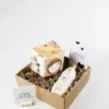 Cadeaupakket hoera een meisje – Jollein activiteitenkubus, baby douchegel & quote blockie