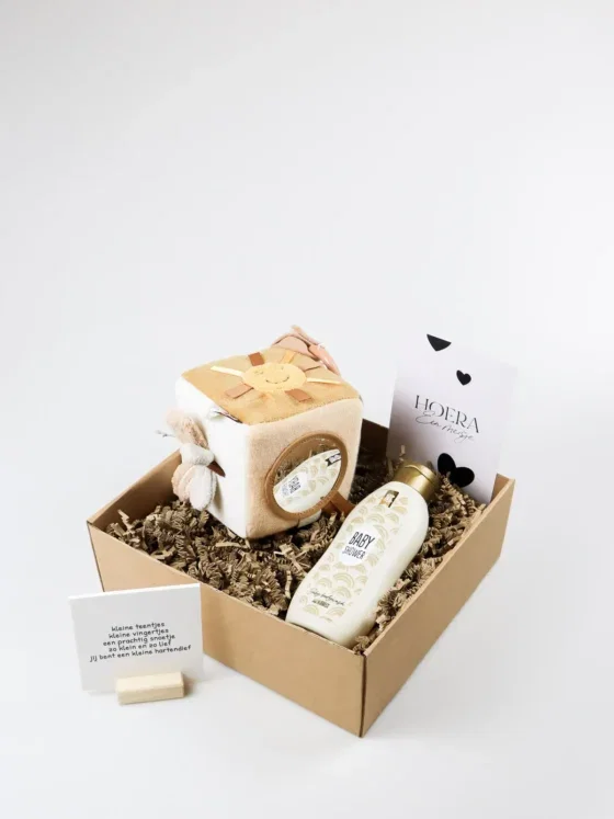 Cadeaupakket hoera een meisje – Jollein activiteitenkubus, baby douchegel & quote blockie Cadeaupakket hoera een meisje – Jollein activiteitenkubus, baby douchegel & quote blockie