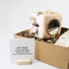 Cadeaupakket hoera een meisje – Jollein activiteitenkubus, baby douchegel & quote blockie