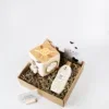 Cadeaupakket hoera een meisje – Jollein activiteitenkubus, baby douchegel & quote blockie