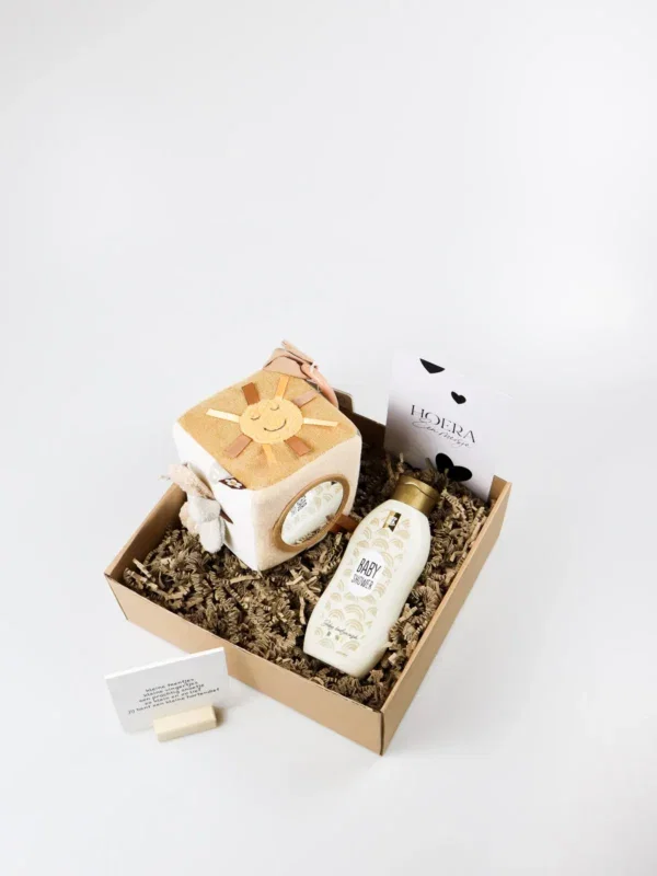 Cadeaupakket hoera een meisje – Jollein activiteitenkubus, baby douchegel & quote blockie