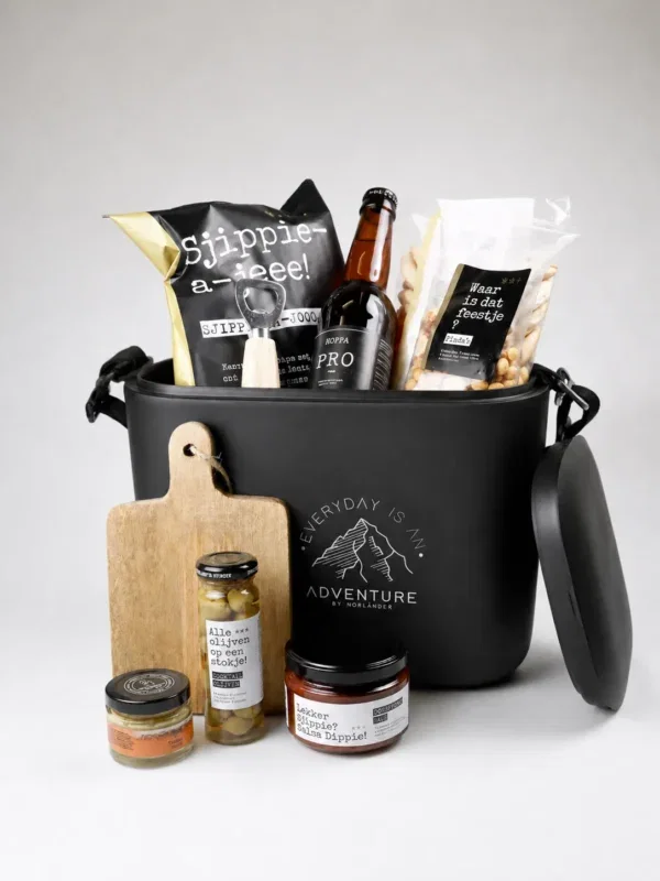 Koelbox kerst borrelpakket – Feestelijk cadeau met bier, snacks & serveerplank