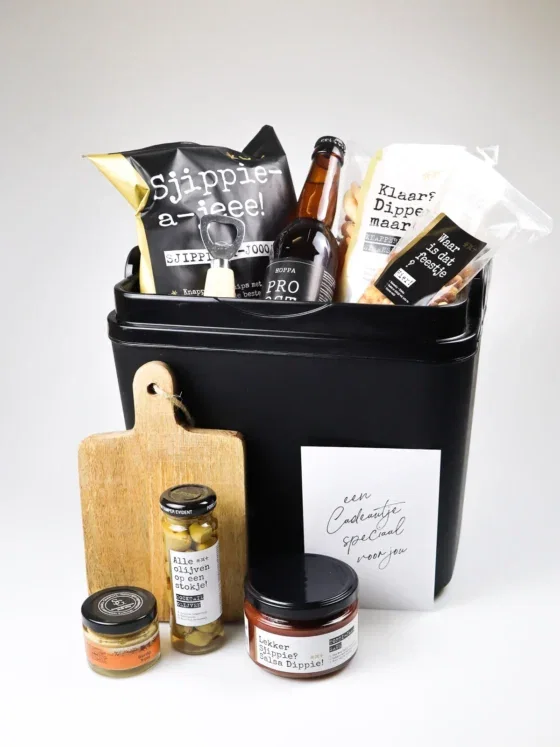 Koelbox borrelpakket – compleet borrel cadeau met bier, snacks & serveerplank