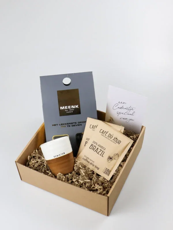 Cadeaupakket met Meenk drop, koffie en genieten mok van Zusss Cadeaupakket met Meenk drop, koffie en genieten mok van Zusss
