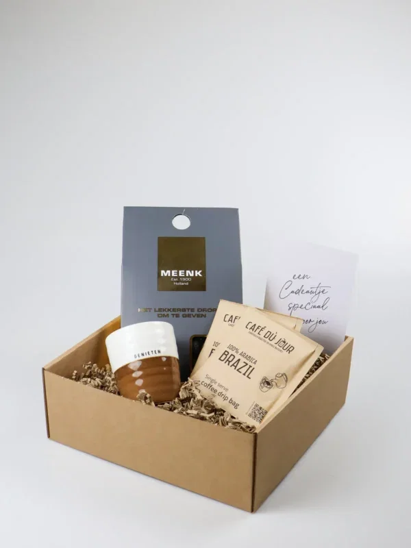 Cadeaupakket met Meenk drop, koffie en genieten mok van Zusss Cadeaupakket met Meenk drop, koffie en genieten mok van Zusss