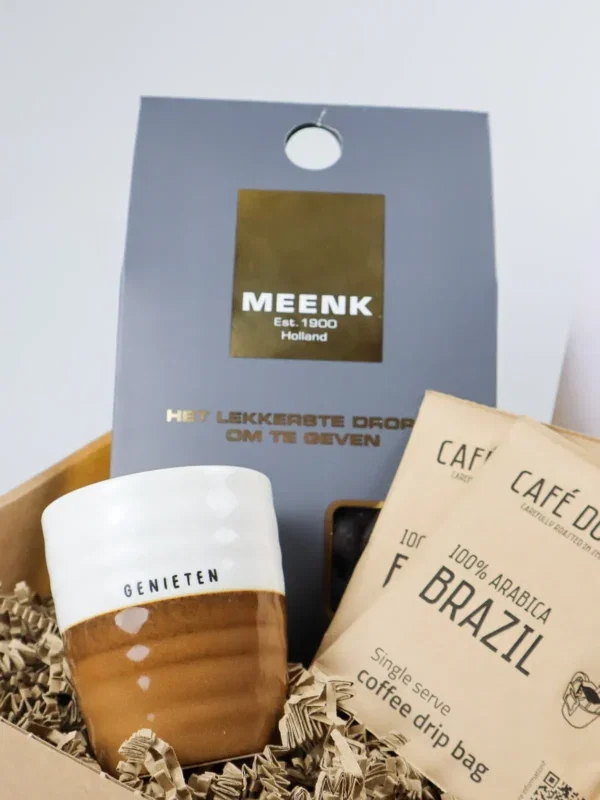 Cadeaupakket met Meenk drop, koffie en genieten mok van Zusss Cadeaupakket met Meenk drop, koffie en genieten mok van Zusss