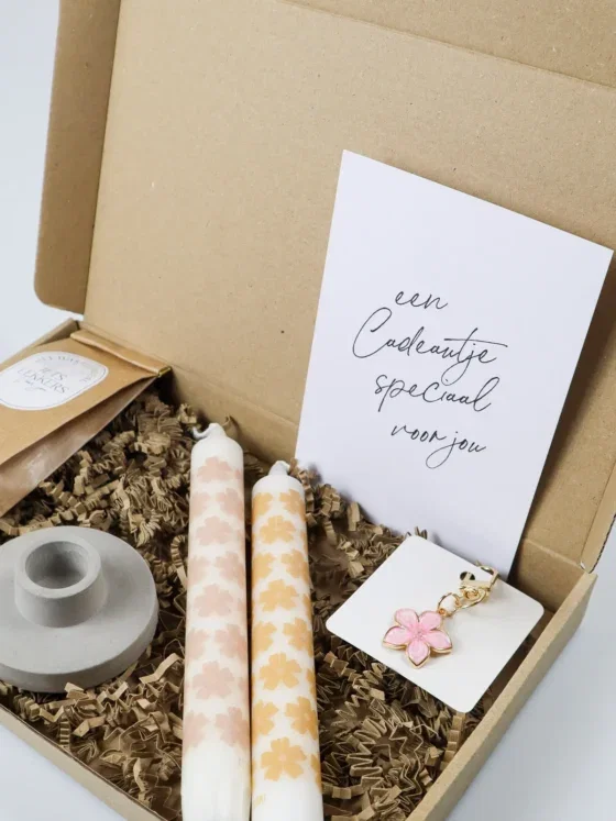 Brievenbus cadeau speciaal voor jou met kandelaar en kaarsen