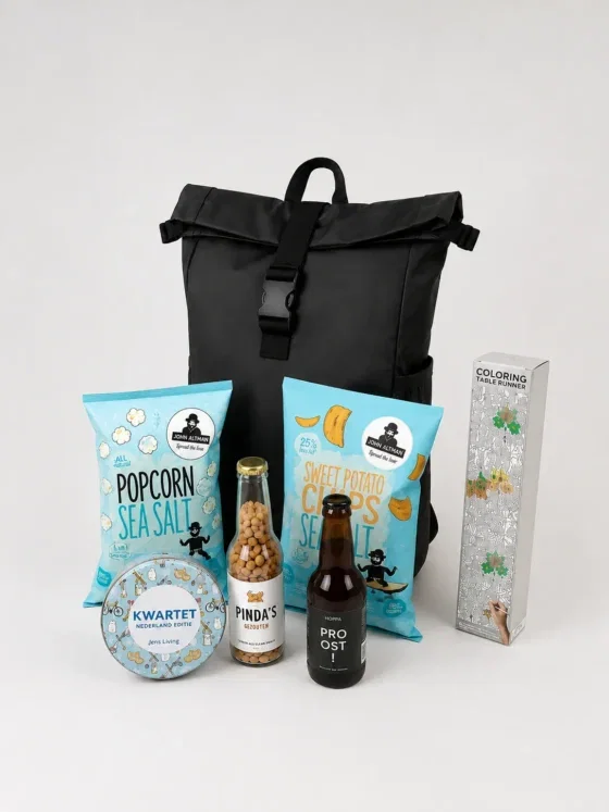 Luxe kerstcadeaupakket met fietsrugtas gevuld met lekkernijen