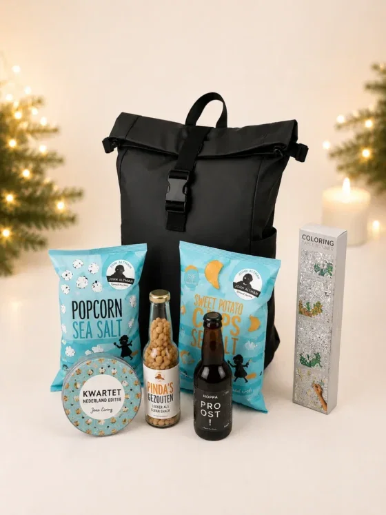Luxe kerstcadeaupakket met fietsrugtas gevuld met lekkernijen