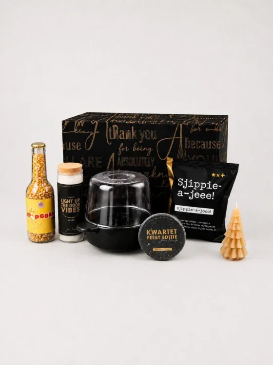 Luxe kerstcadeaupakket met popcorn, chips en kaarsen
