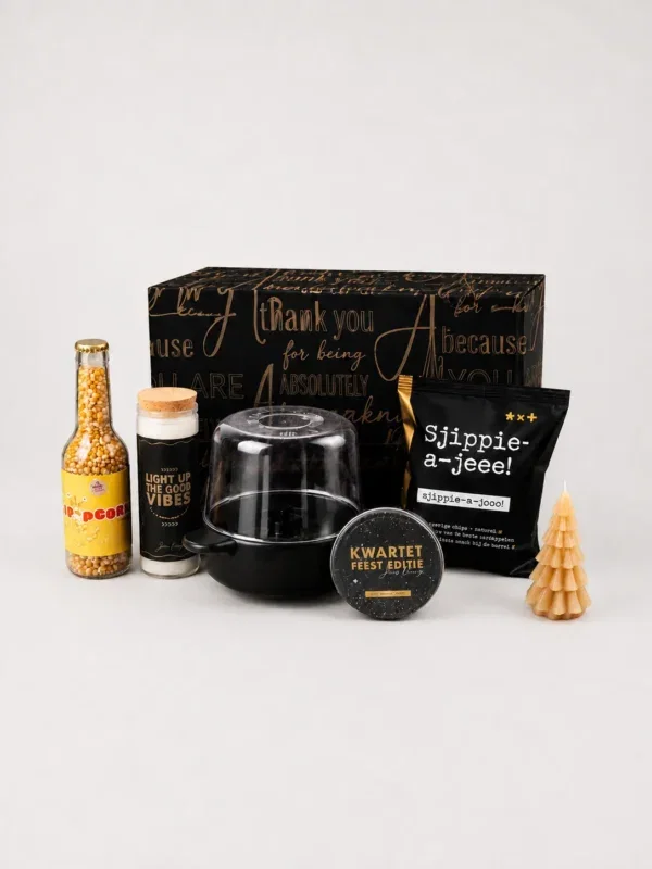 Luxe kerstcadeaupakket met popcorn, chips en kaarsen