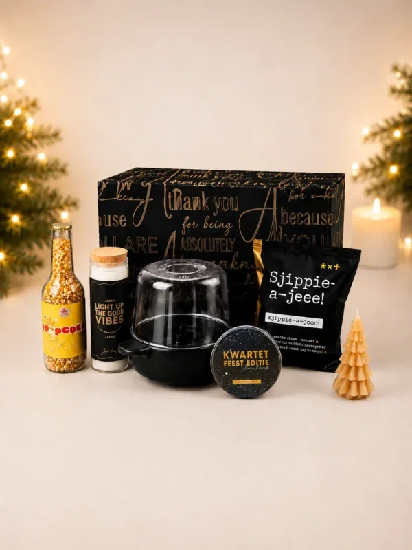 Luxe kerstcadeaupakket met popcorn, chips en kaarsen