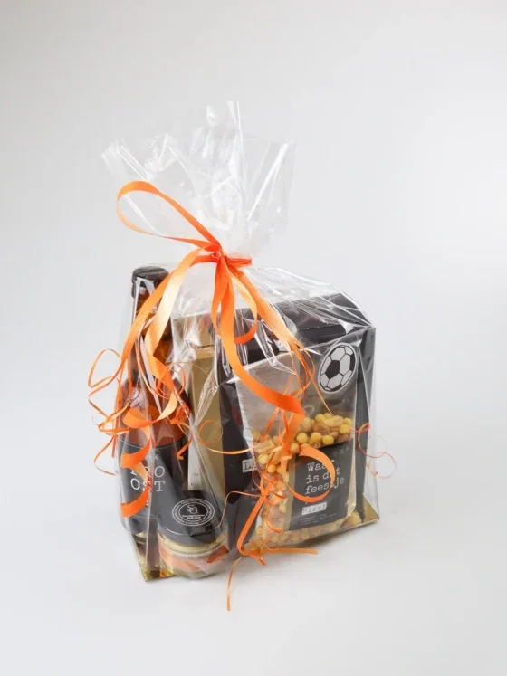 WK voetbal cadeau in luxe cadeauzak - Bier, snacks en oranje feestje
