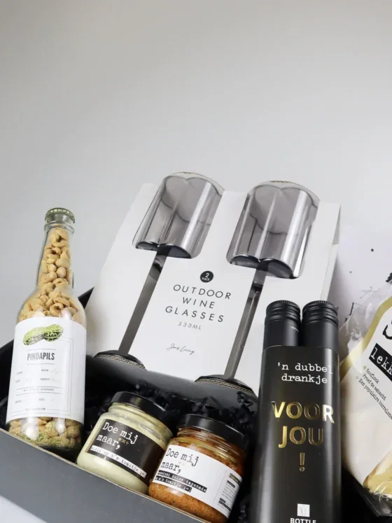 Kerst cadeaupakket voor jou met wijnglazen en dubbel wijn
