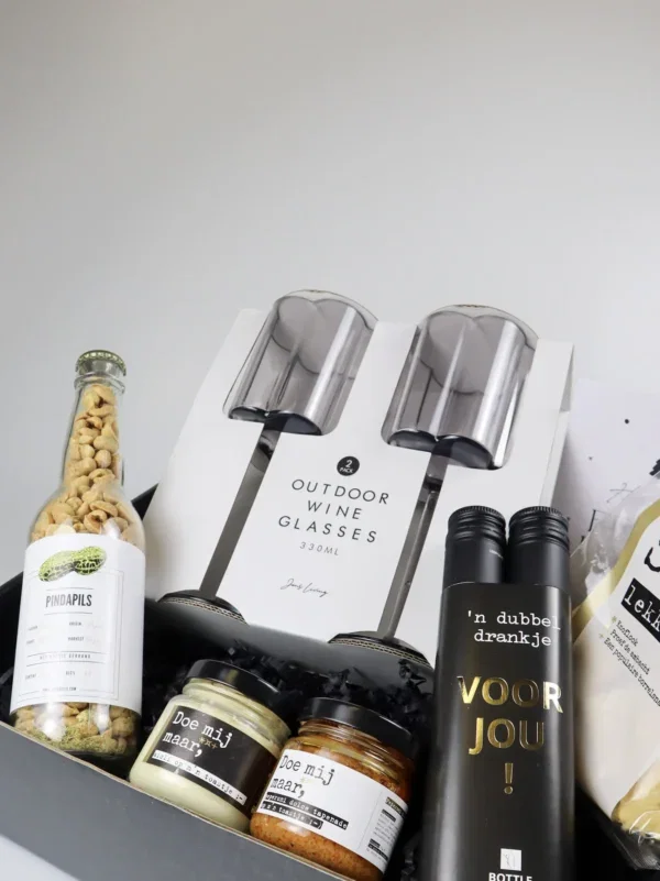 Kerst cadeaupakket voor jou met wijnglazen en dubbel wijn Kerst cadeaupakket voor jou met wijnglazen en dubbel wijn