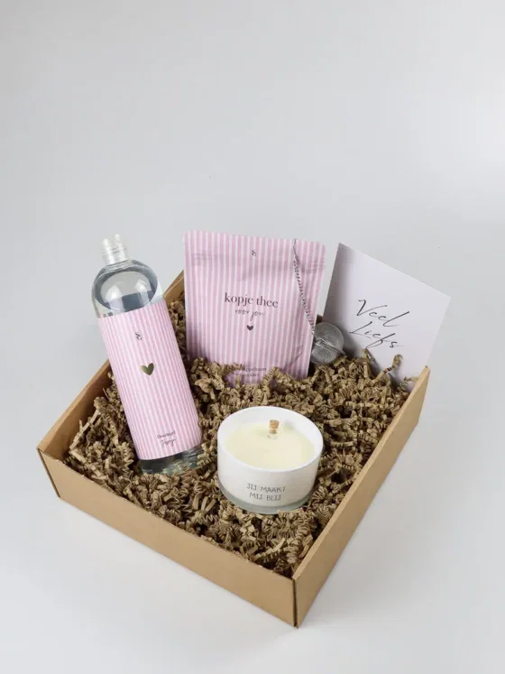 Cadeaupakket jij maakt mij blij met kaars, douchegel en thee