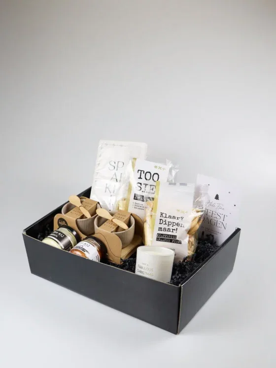 Kerst cadeaupakket met geurkaars, tapas schaaltjes en borrelhapjes