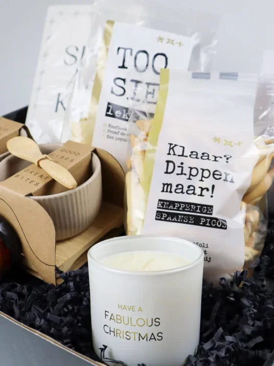 Kerst cadeaupakket met geurkaars, tapas schaaltjes en borrelhapjes