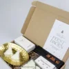 Brievenbus cadeau fijne feestdagen met lichtjes en chocolade