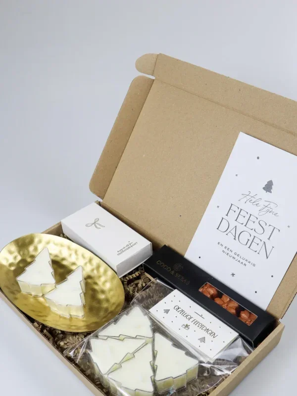 Brievenbus cadeau fijne feestdagen met lichtjes en chocolade