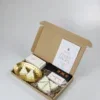 Brievenbus cadeau fijne feestdagen met lichtjes en chocolade