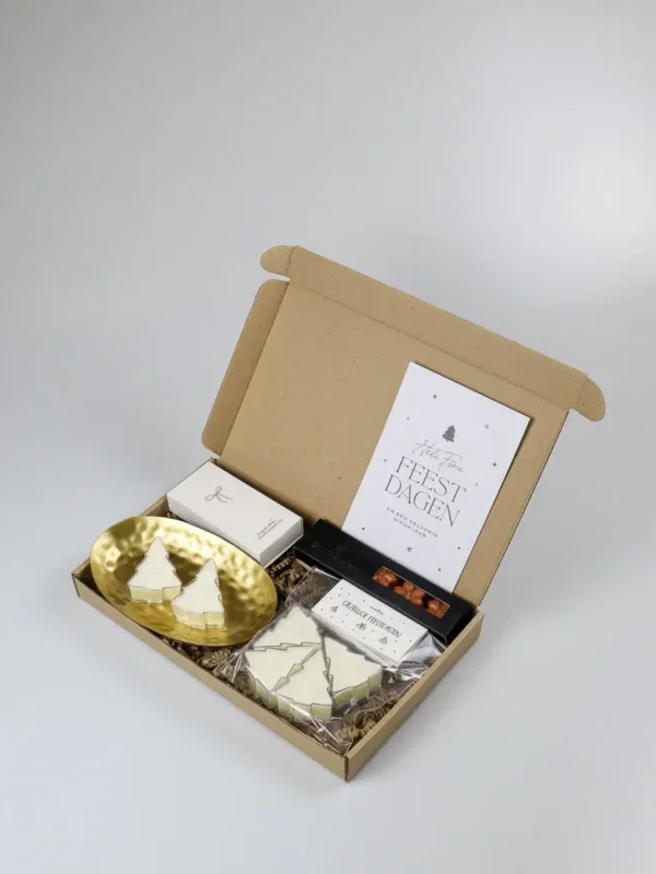 Brievenbus cadeau fijne feestdagen met lichtjes en chocolade