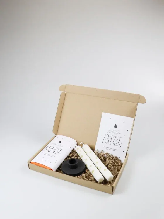 Brievenbus cadeau kerst met kandelaar, kaarsen en chocoladereep