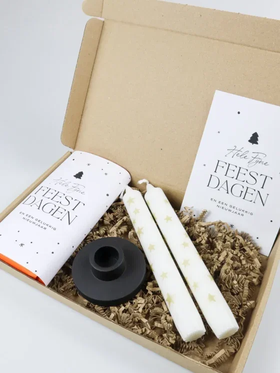 Brievenbus cadeau kerst met kandelaar, kaarsen en chocoladereep