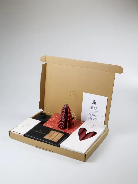 Brievenbus kerst cadeau met kaarsen, geurzakjes en chocolade