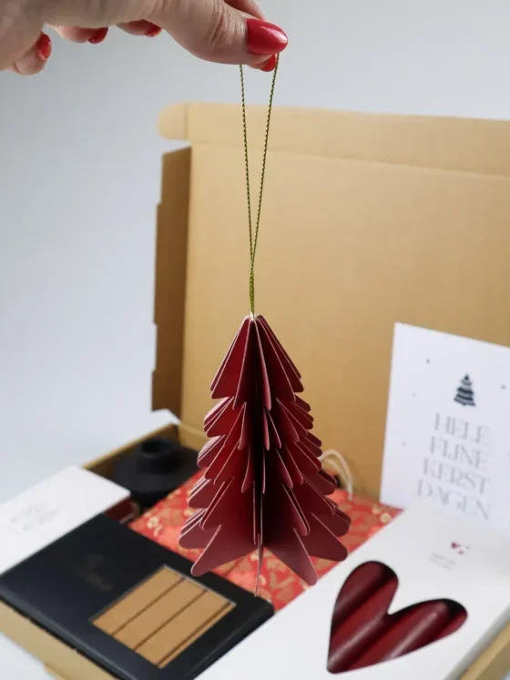Brievenbus kerst cadeau met kaarsen, geurzakjes en chocolade