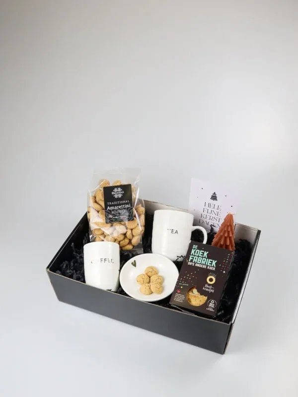 Kerst cadeaupakket met Zusss mokken en koekjes Kerst cadeaupakket met Zusss mokken en koekjes