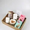 Cadeaupakket met Zusss mokken en koekjes van De Koekfabriek