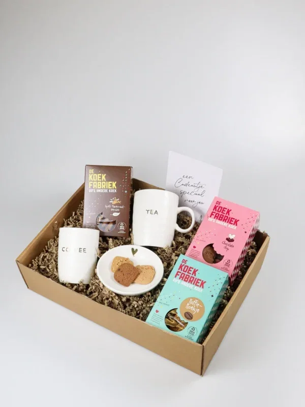 Cadeaupakket met Zusss mokken en koekjes van De Koekfabriek