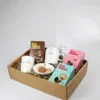 Cadeaupakket met Zusss mokken en koekjes van De Koekfabriek