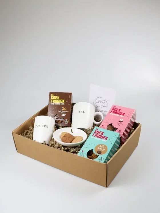 Cadeaupakket met Zusss mokken en koekjes van De Koekfabriek
