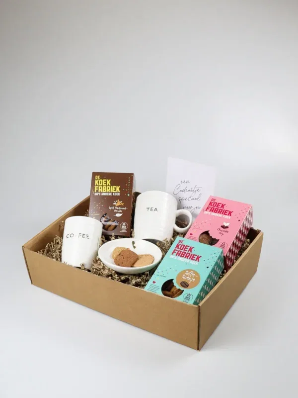 Cadeaupakket met Zusss mokken en koekjes van De Koekfabriek