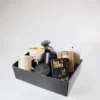 Kerst cadeaupakket met mokken, serveerschaaltjes en lekkers Kerst cadeaupakket met mokken, serveerschaaltjes en lekkers