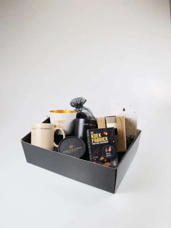 Kerst cadeaupakket met mokken, serveerschaaltjes en lekkers Kerst cadeaupakket met mokken, serveerschaaltjes en lekkers