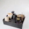 Kerst cadeaupakket met mokken, serveerschaaltjes en lekkers Kerst cadeaupakket met mokken, serveerschaaltjes en lekkers