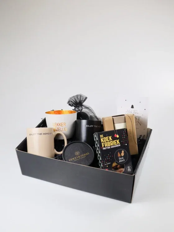 Kerst cadeaupakket met mokken, serveerschaaltjes en lekkers