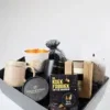 Kerst cadeaupakket met mokken, serveerschaaltjes en lekkers Kerst cadeaupakket met mokken, serveerschaaltjes en lekkers