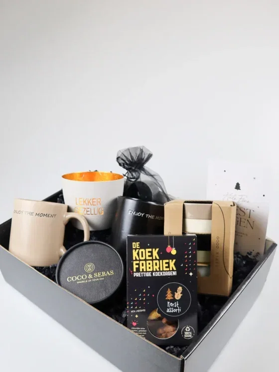 Kerst cadeaupakket met mokken, serveerschaaltjes en lekkers