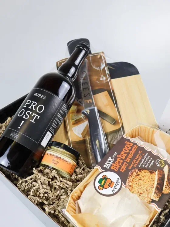 Kerst cadeaupakket met speciaal bier, bierbrood en snijplank